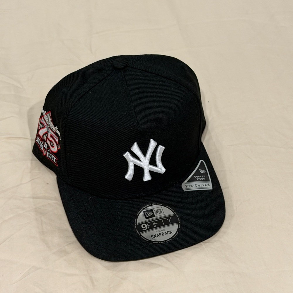 Black Snapback yankees Cap with White Logo NWT